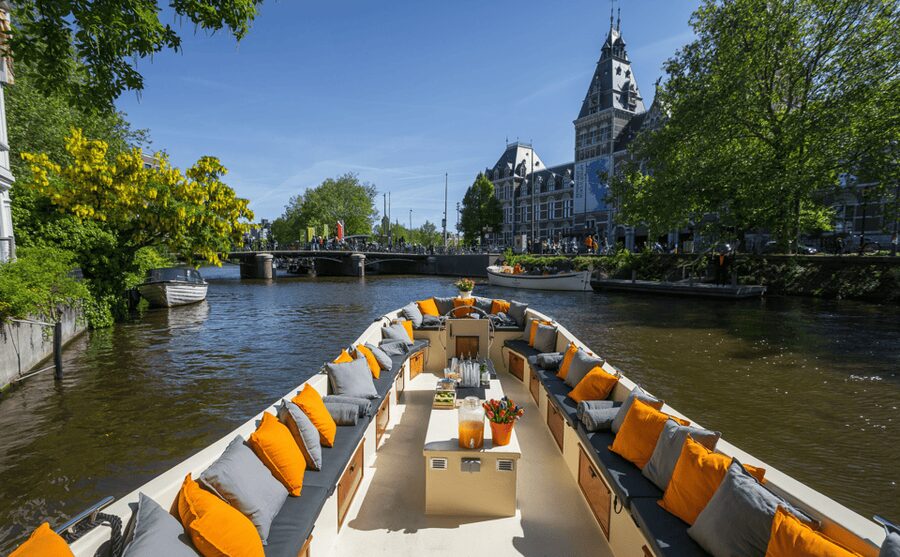 Amsterdam: Private Canal Cruise in German + Unlimited Drinks - Hortus Botanicus and the Portuguese Synagogue