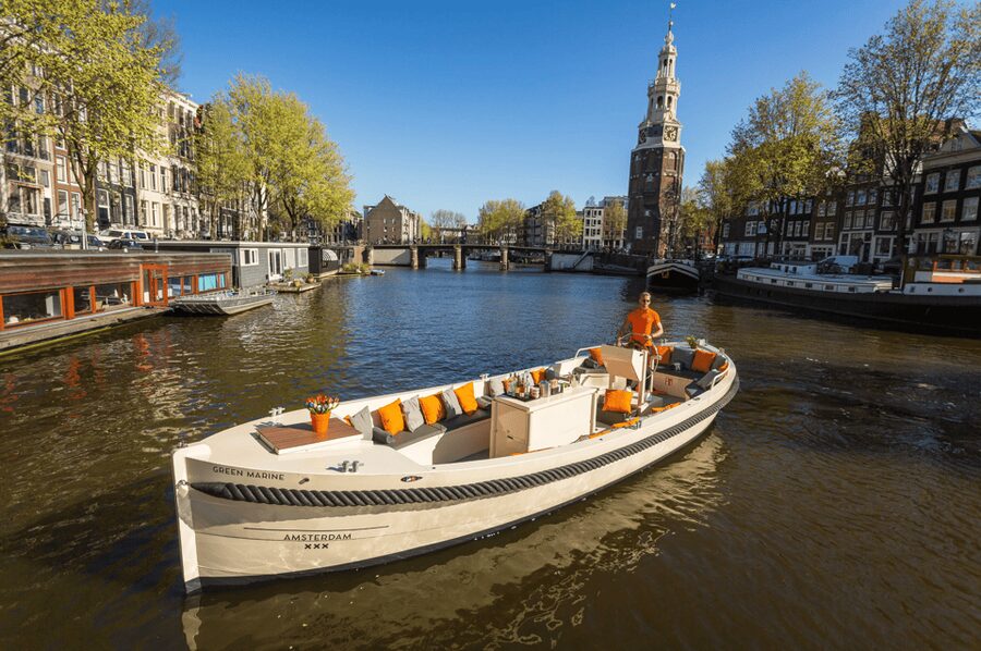 Amsterdam: Private Canal Cruise in German + Unlimited Drinks - Grachtengordel and the famous Seven Bridges