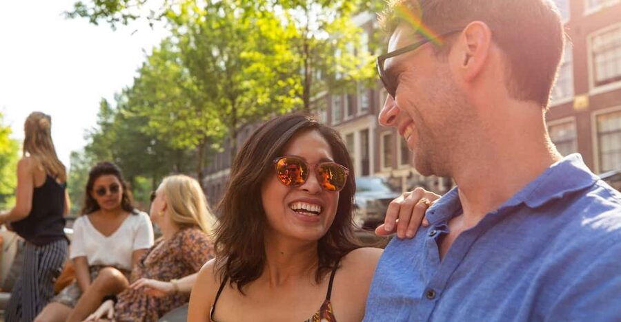 Amsterdam: Private Canal Cruise in German + Unlimited Drinks - A modern electric boat with a social rhythm