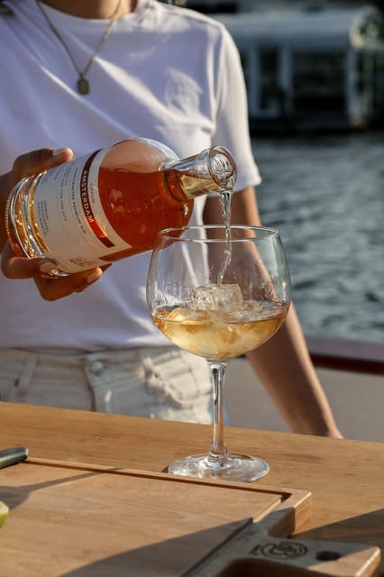 Amsterdam: Private City Canal Cruise With Unlimited Drinks - Why Amsterdam Looks Better From the Water