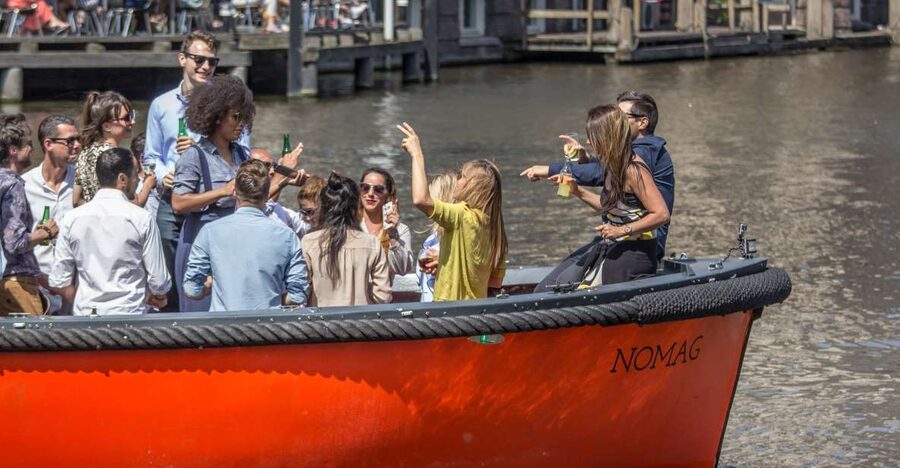 Amsterdam: Private Prosecco Canal Cruise Tour - The first minutes on Amsterdam’s canals