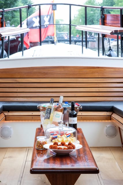 Amsterdam: Small-Group Canal Cruise incl. Drinks and Snacks - Comfort on board in summer and winter