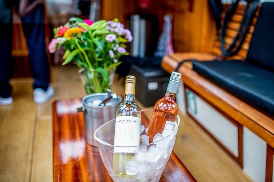 Amsterdam: Small-Group Canal Cruise incl. Drinks and Snacks - Boarding at Keizersgracht 196