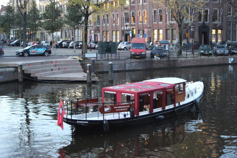 Amsterdam: Small-Group Canal Cruise incl. Drinks and Snacks - The food and drink setup