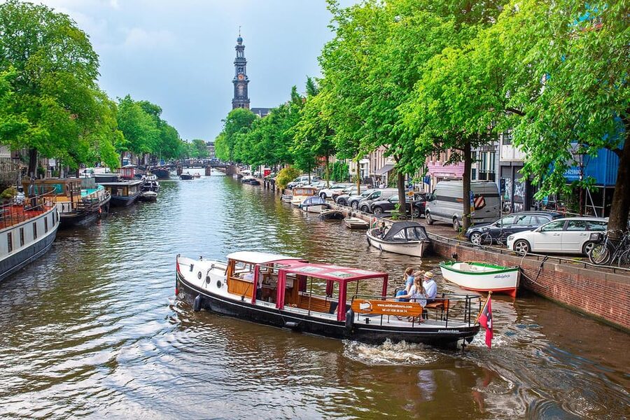 Amsterdam: Small-Group Canal Cruise incl. Drinks and Snacks - Why the 10-person limit matters