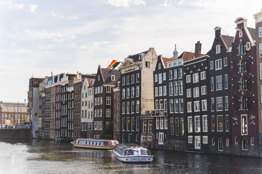 Amsterdam Small-Group Walking Tour with Canal Cruise - Begijnhof Offers a Quiet Change of Pace