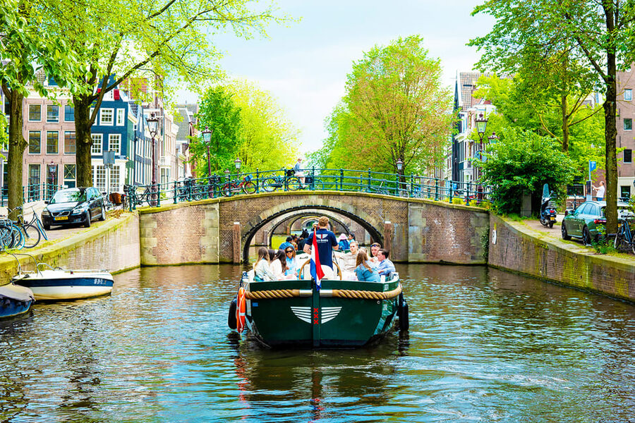 Amsterdam: The Newest Canal Cruise with Drink Option - Oude Kerk, the Red Light District, and Zeedijk