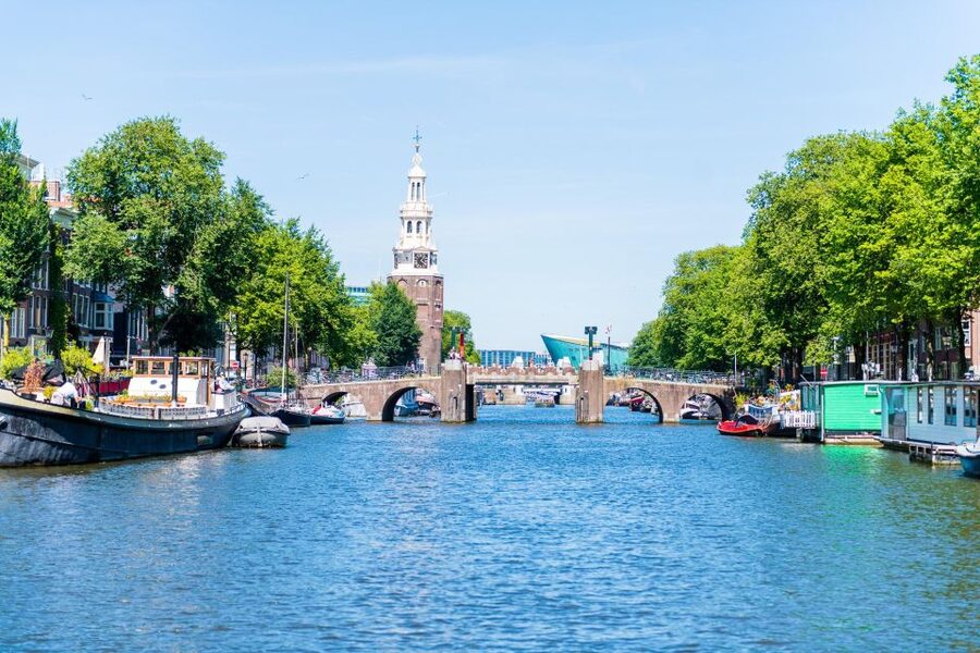 Amsterdam: Traditional Canal Cruise with Bar on Board - What The Live Guide Adds