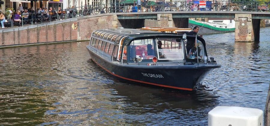 Amsterdam: Traditional Canal Cruise with Bar on Board - A Warm Boat Makes a Real Difference