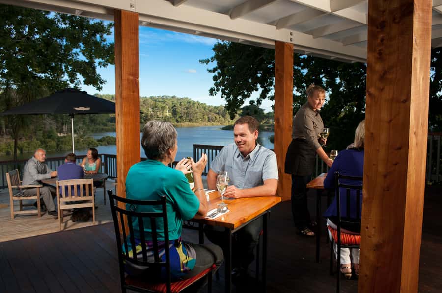 Auckland: Scenic Boat Cruise to the Riverhead Tavern - Under the Harbour Bridge and past Chelsea