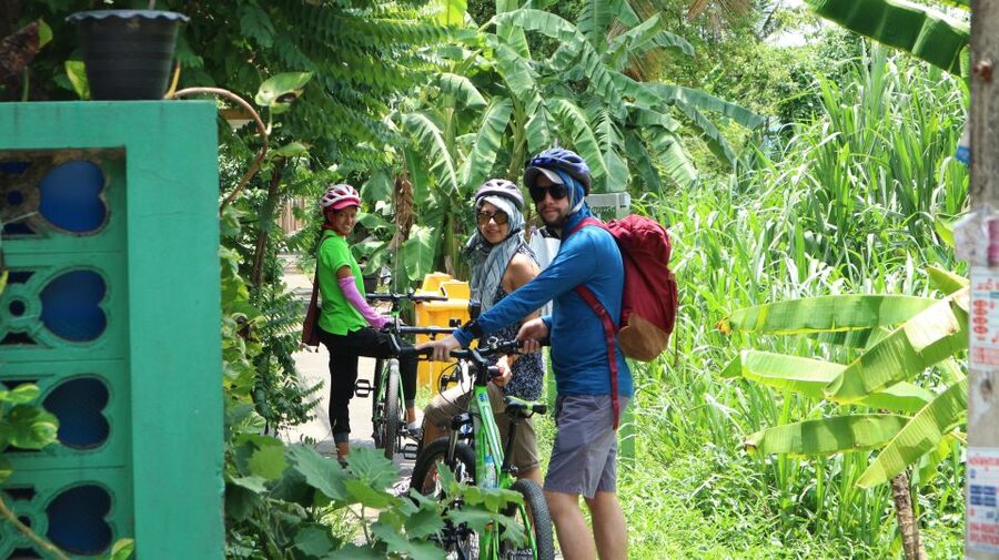Bangkok: Bike and Canal Boat Tour with Lunch - Wat Pradittharam and the first look at local Buddhism