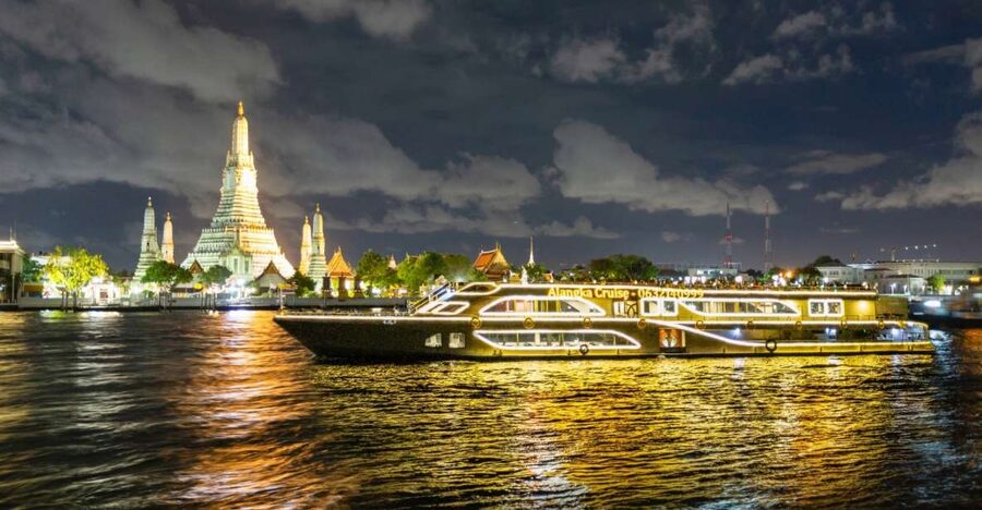 Bangkok: Chao Phraya Alangka Cruise at Icon Siam - Arriving at ICONSIAM and finding the ticket counter