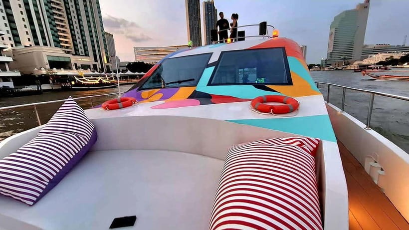 Bangkok: Chao Phraya Booze Cruise With Unlimited Drinks - Music, drinks, and the social mood