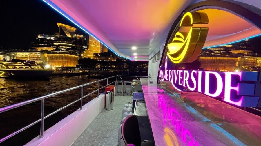 Bangkok: Chao Phraya River Buffet Dinner Cruise - Live music, dancing, and the volume question