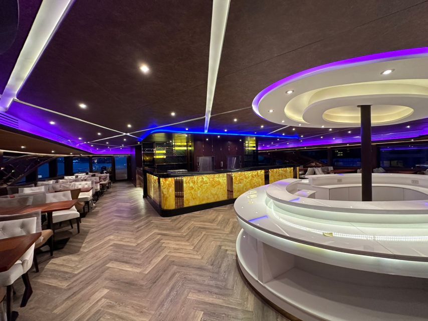 Bangkok: Opulence Luxury Chao Phraya Dinner Cruise - The Thai welcome and the first river views