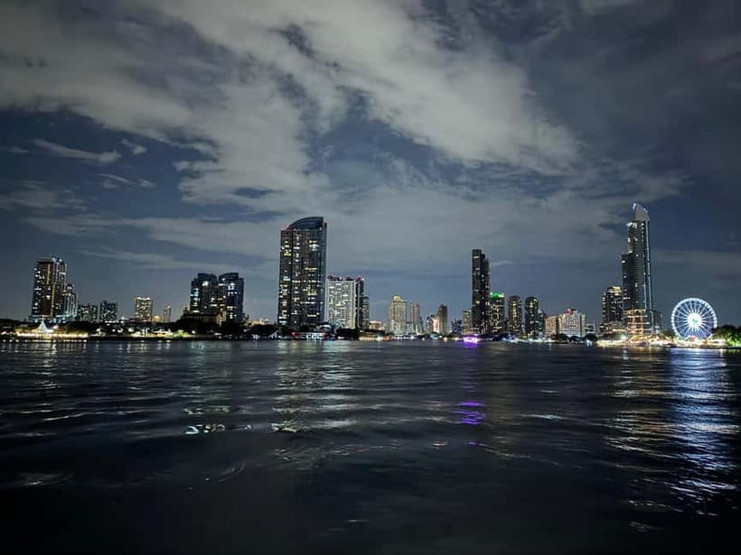 Bangkok: Opulence Luxury River Dinner Cruise - Drinks and onboard service