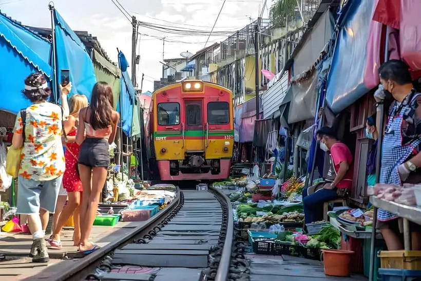 Bangkok: Railway, Floating Market & Chao Phraya Cruise Tour - Watching the market fold for a train