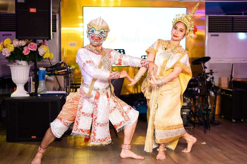 Bangkok: Smile Riverside Dinner Cruise - Meeting at ICONSIAM and Getting Onboard