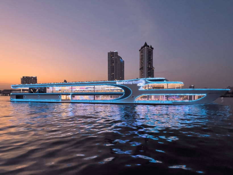 Bangkok: The Planet Chao Phraya River Dinner Cruise - Dinner: seafood, international dishes, and long lines