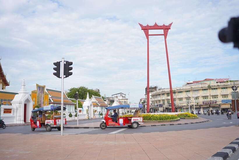 Bangkok: Tuk Tuk Day Pass App & Boat Chao Phraya River - Siam: shopping, art, and air-conditioned breaks