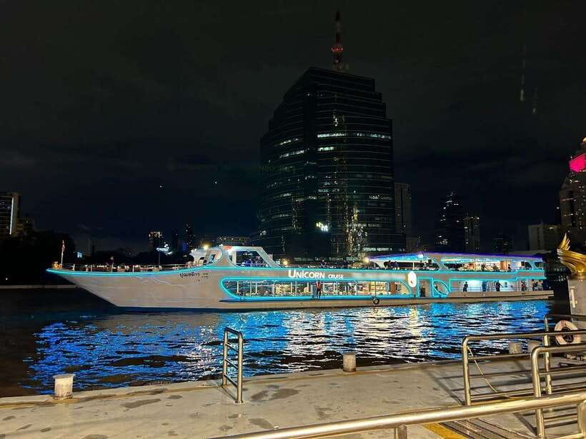 Bangkok: Unicorn Chao Phraya River Dinner Cruise - Boarding with a welcome drink