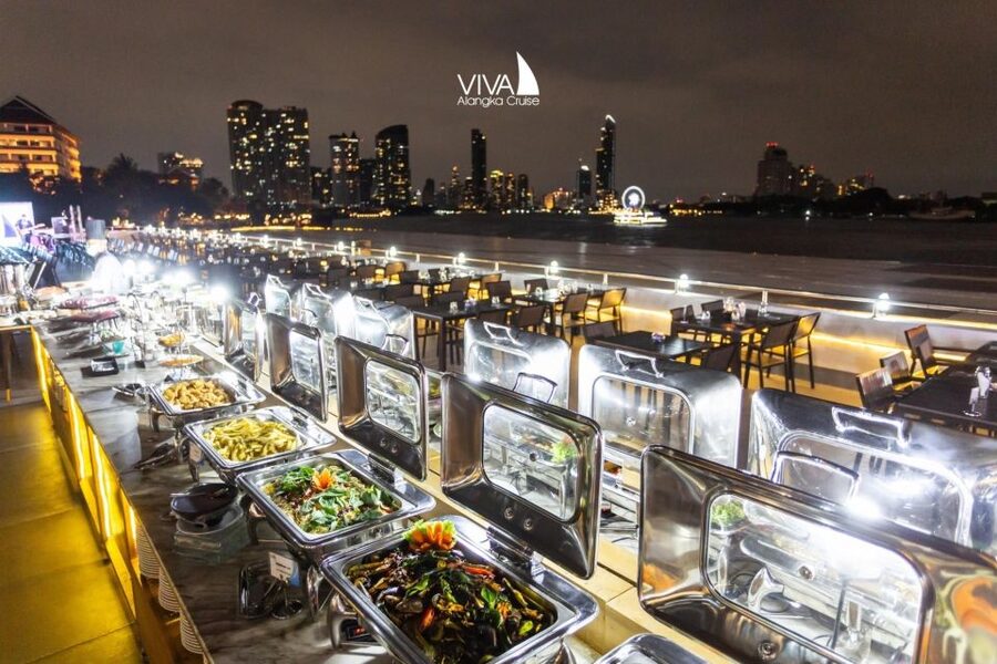Bangkok: Viva Alangka Chao Phraya Dinner Cruise - Welcome refreshments on the Chao Phraya
