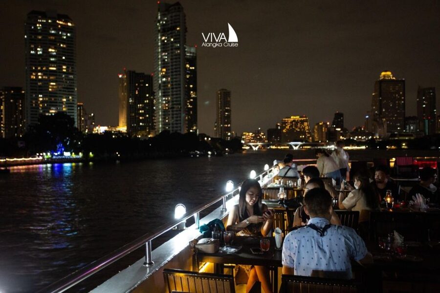 Bangkok: Viva Alangka Chao Phraya Dinner Cruise - Wat Arun and the changing river view