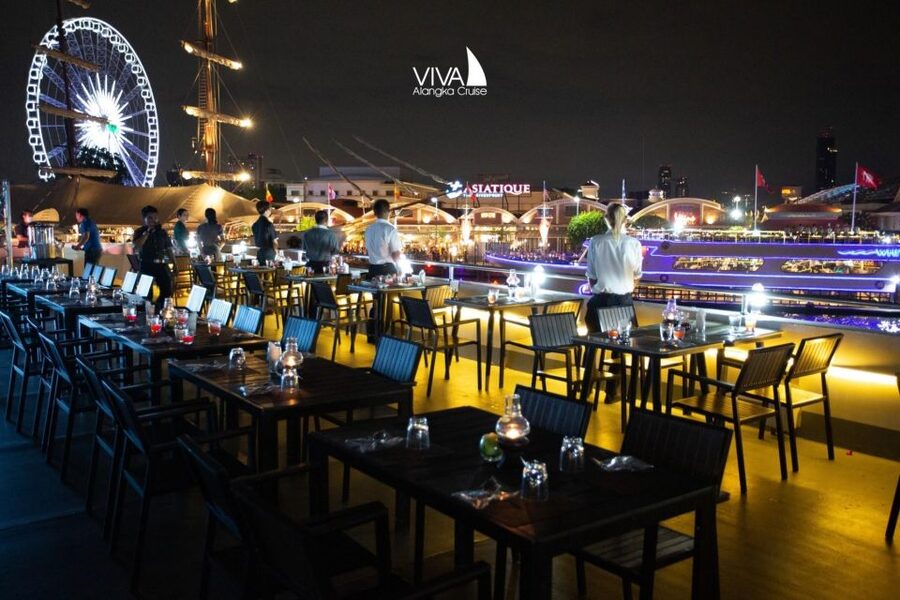 Bangkok: Viva Alangka Chao Phraya Dinner Cruise - The upper deck versus the middle deck