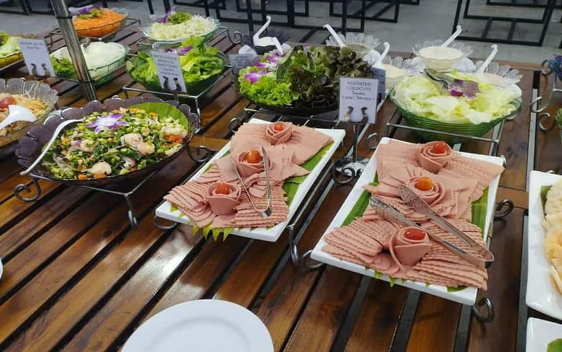 Bangkok: White Orchid Chao Phraya Cruise Free Flow Beer - Dinner: good variety, but move early