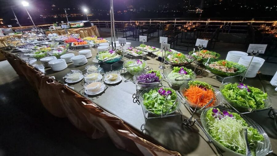 Bangkok: White Orchid Chao Phraya Dinner Cruise - Finding the best balance between views and entertainment