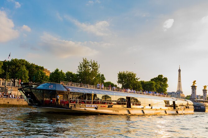 Bateaux Mouches Dinner Cruise on the Seine River in Paris - The Seine at night: the route and its best views