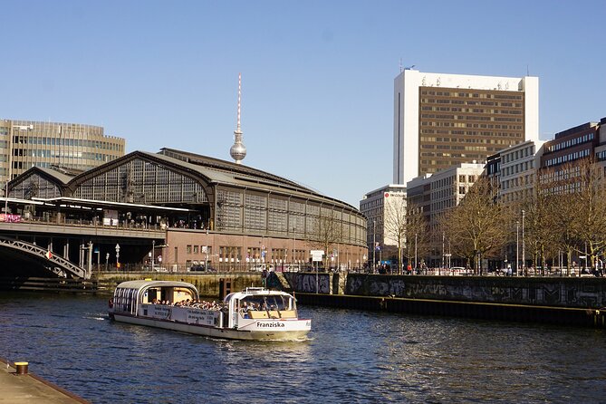 Berlin: 1-hr Boat Tour with Bilingual Live Guide (DE/EN) - One hour on the Spree