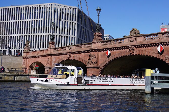 Berlin: 1-hr Boat Tour with Bilingual Live Guide (DE/EN) - The panoramic boats and changing weather