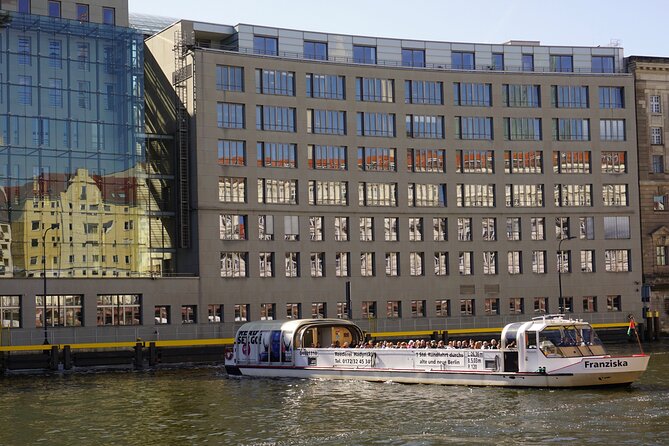Berlin: 1-hr Boat Tour with Bilingual Live Guide (DE/EN) - Drinks, tables, and onboard comfort