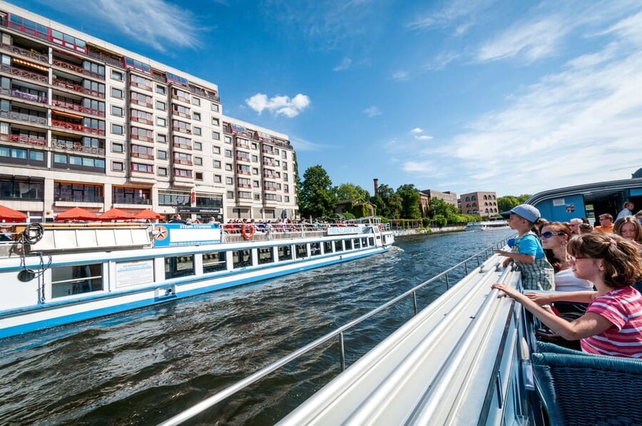 Berlin: 3.25-Hour Spree & Landwehrkanal Boat Tour - Museum Island from the water