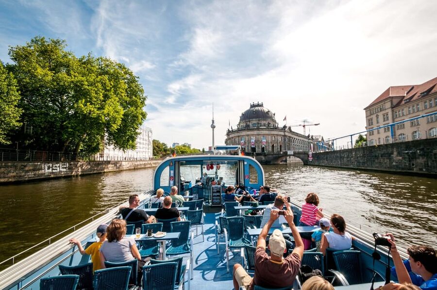Berlin: 3.25-Hour Spree & Landwehrkanal Boat Tour - Government buildings and modern Berlin