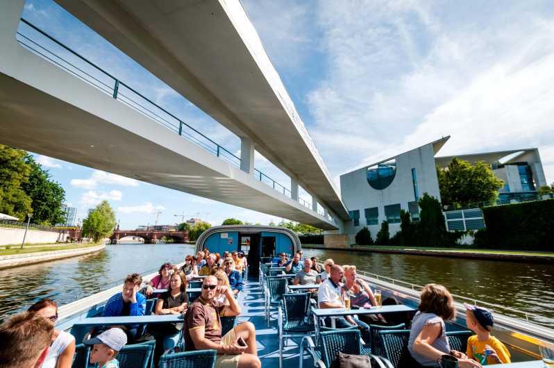 Berlin: 3.25-Hour Spree & Landwehrkanal Boat Tour - Food, drinks, and the long 195-minute schedule