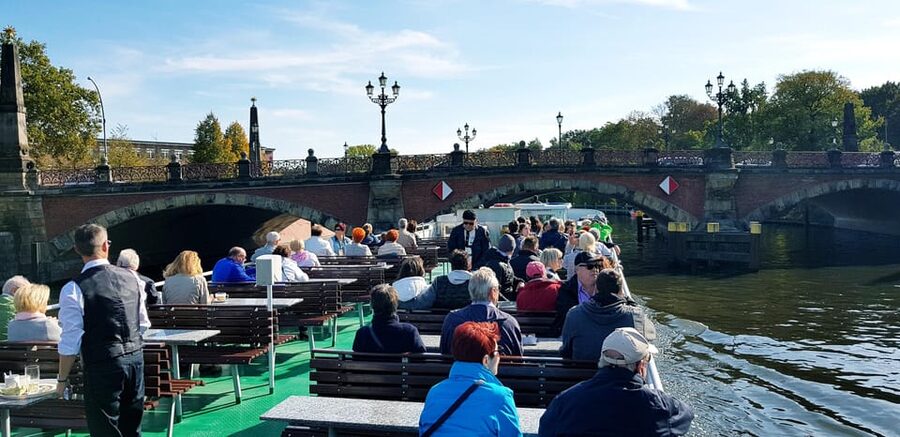 Berlin: 3.5-Hour Sightseeing Cruise on the Spree River - Museum Island, Humboldt Forum, and Nikolaiviertel