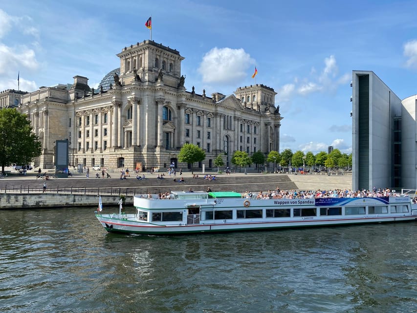 Berlin: 3.5-Hour Sightseeing Cruise on the Spree River - Crossing Charlottenburg Lock toward the palace