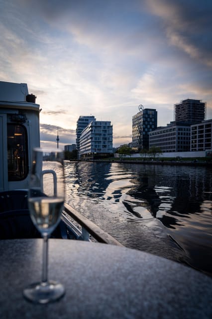 Berlin: Audrey Ahoi! Spree cruise with drag queen (HOL) - The government district from the Spree
