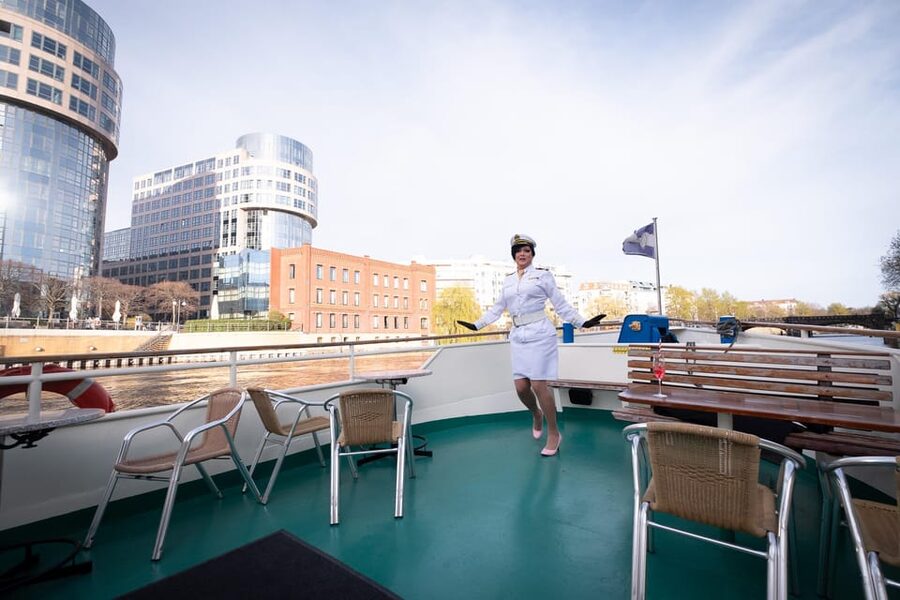 Berlin: Audrey Ahoi! Spree cruise with drag queen (HOL) - Nefertiti, Museum Island, and city-center Berlin