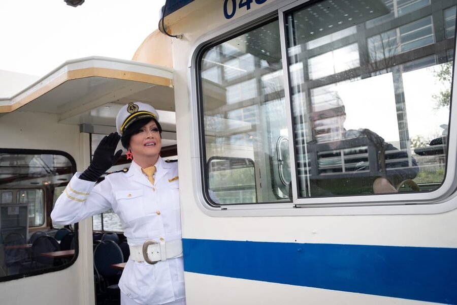 Berlin: Audrey Ahoi! Spree cruise with drag queen (HOL) - Through Mühlendamm lock toward Mediaspree
