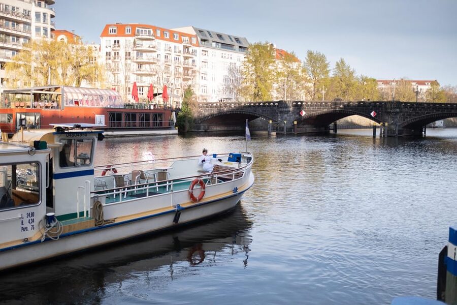 Berlin: Audrey Ahoi! Spree cruise with drag queen (HOL) - Who should book the MS Audrey?
