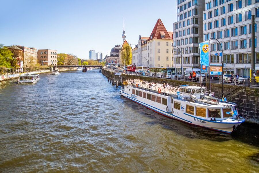 Berlin: Boat Tour Along the River Spree - Central Station and the modern Berlin skyline