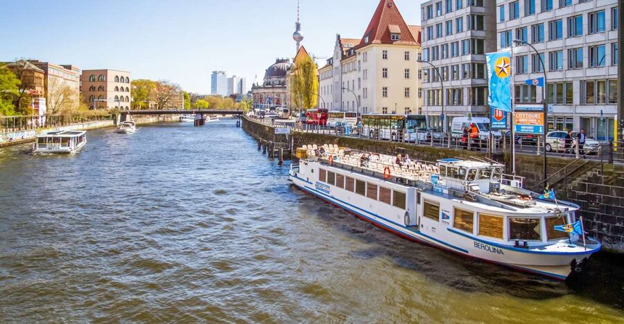 Berlin: Boat Tour Along the River Spree - Charlottenburg Palace and the western route