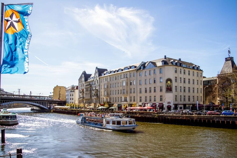 Berlin: Boat Tour Along the River Spree - How the audio guide works in practice