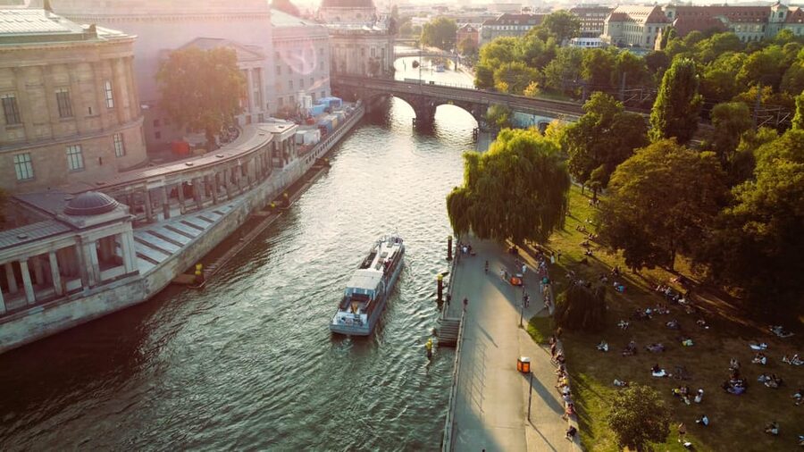 Berlin: Evening Boat Cruise – Romance & Moonlight - The House of World Cultures comes first