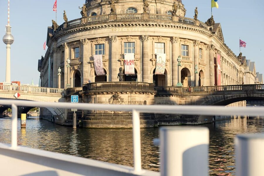 Berlin: Evening Boat Cruise – Romance & Moonlight - The Chancellery and Reichstag from the river