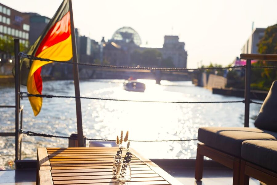 Berlin: Evening Boat Cruise – Romance & Moonlight - Museum Island and Berlin Cathedral at dusk
