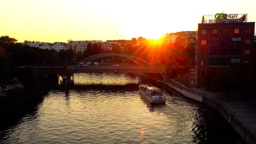 Berlin: Evening Boat Cruise – Romance & Moonlight - Roof terrace or heated windows?